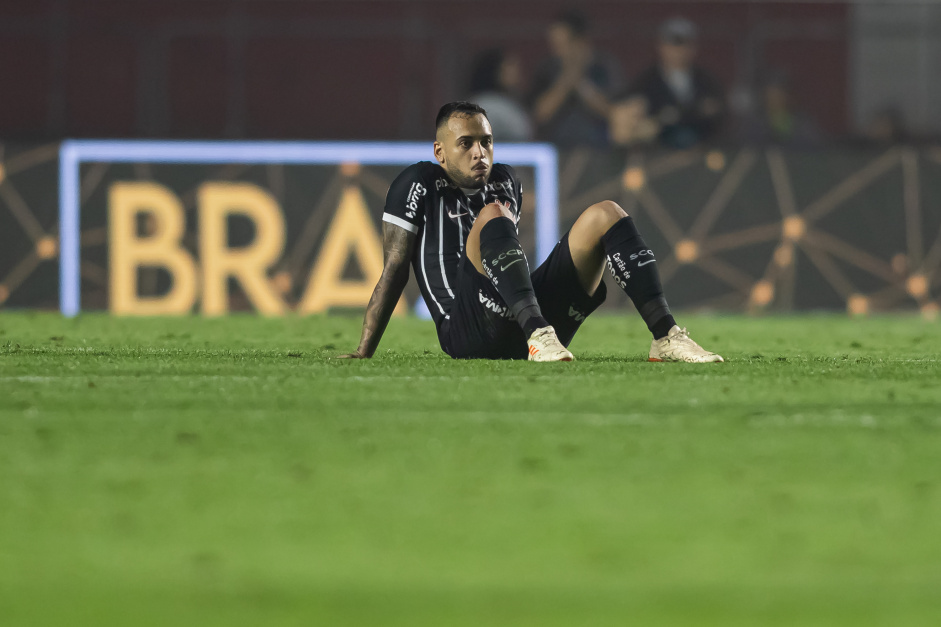 Maycon sentando no gramado do Morumbi aps eliminao do Corinthians na Copa do Brasil