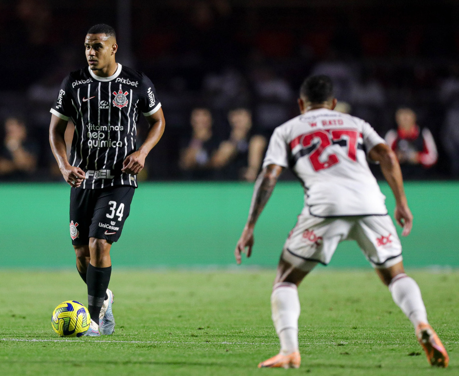 Murillo com a bola durante a partida entre São Paulo e Corinthians, no Morumbi, pela Copa do Brasil