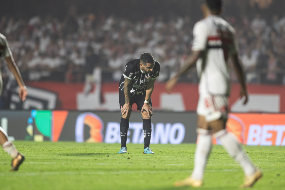 Renato Augusto com as mos no joelho no final do jogo entre So Paulo e Corinthians