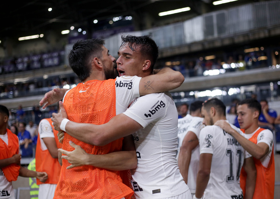 Bruno Mndez e Giovane comemorando gol do Corinthians contra o Cruzeiro