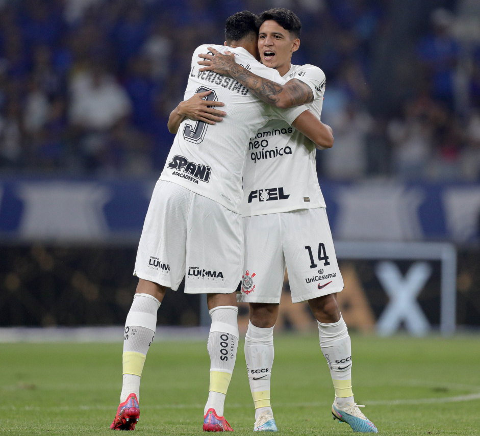 Lucas Verssimo e Caetano durante jogo do Corinthians contra o Cruzeiro