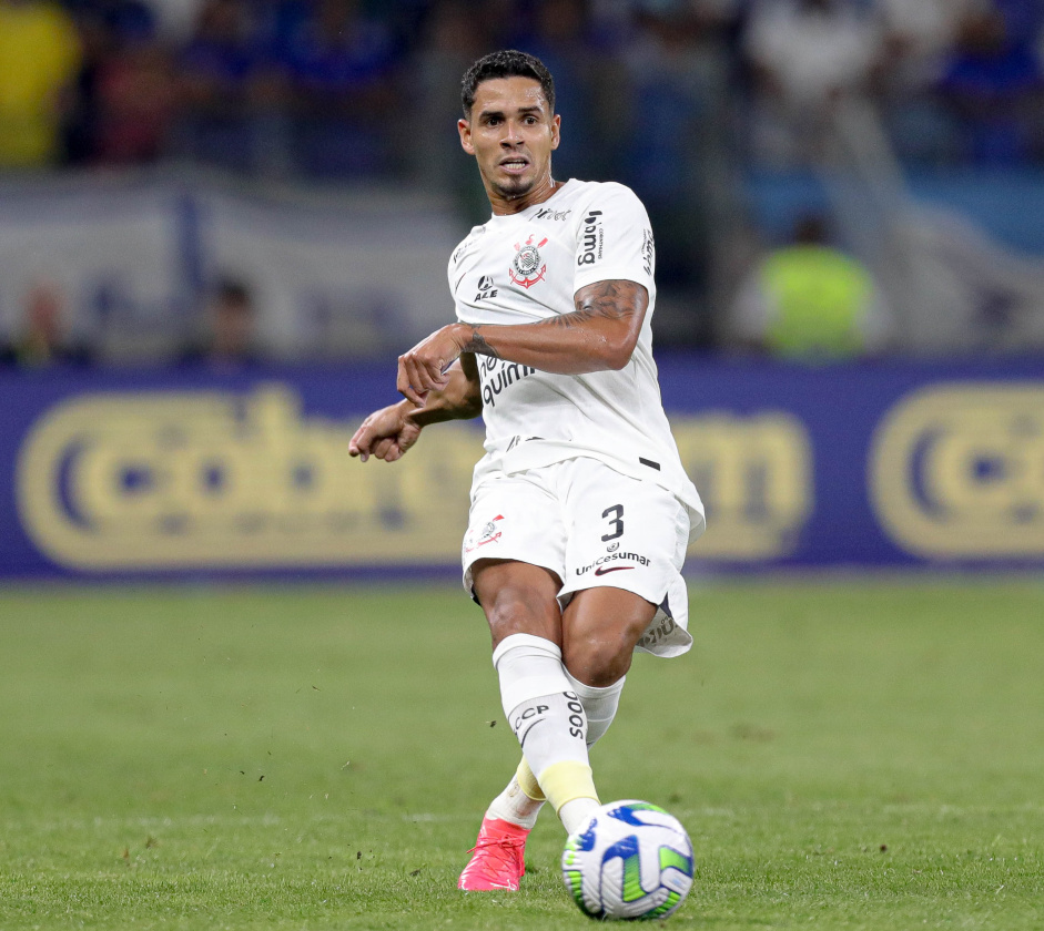 Lucas Verssimo faz estreia pelo Corinthians durante jogo contra o Cruzeiro
