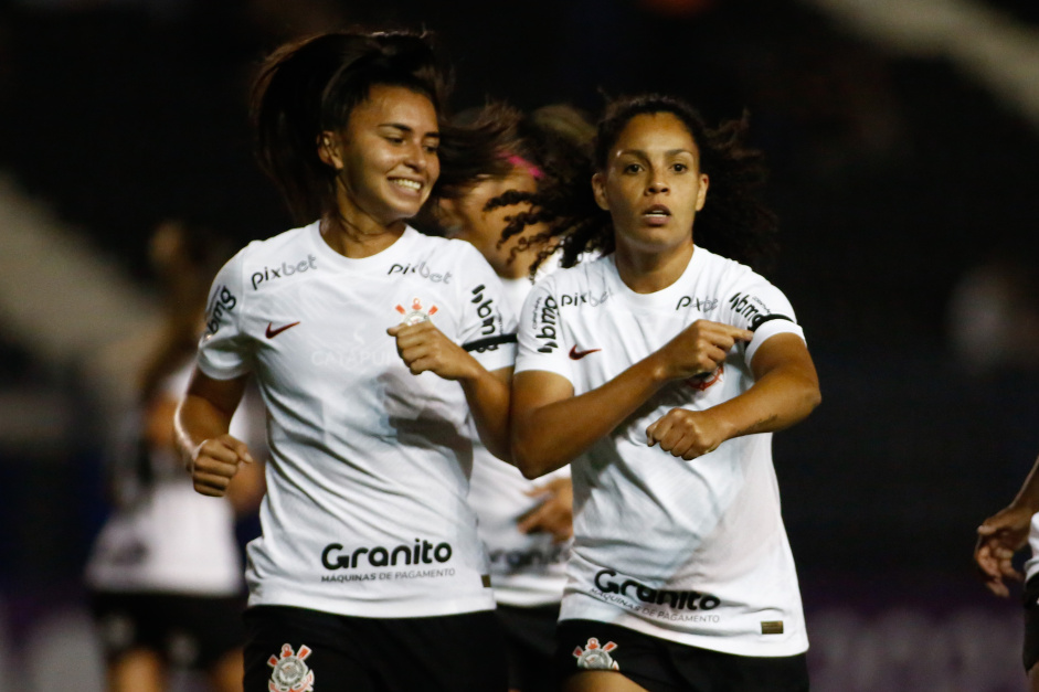 Jogadoras do Corinthians festejando gol marcado por Yasmim
