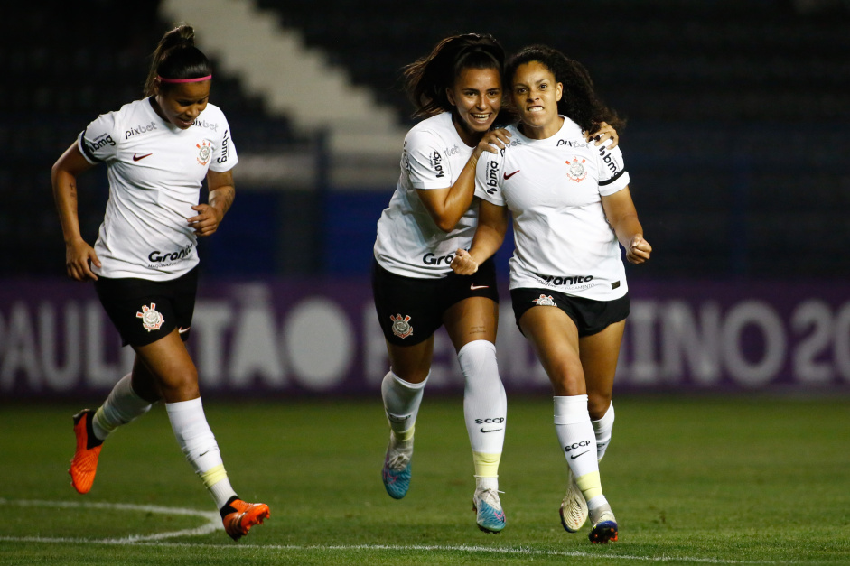 Yasmim e outras jogadoras do Corinthians comemorando o gol marcado contra o Pinda