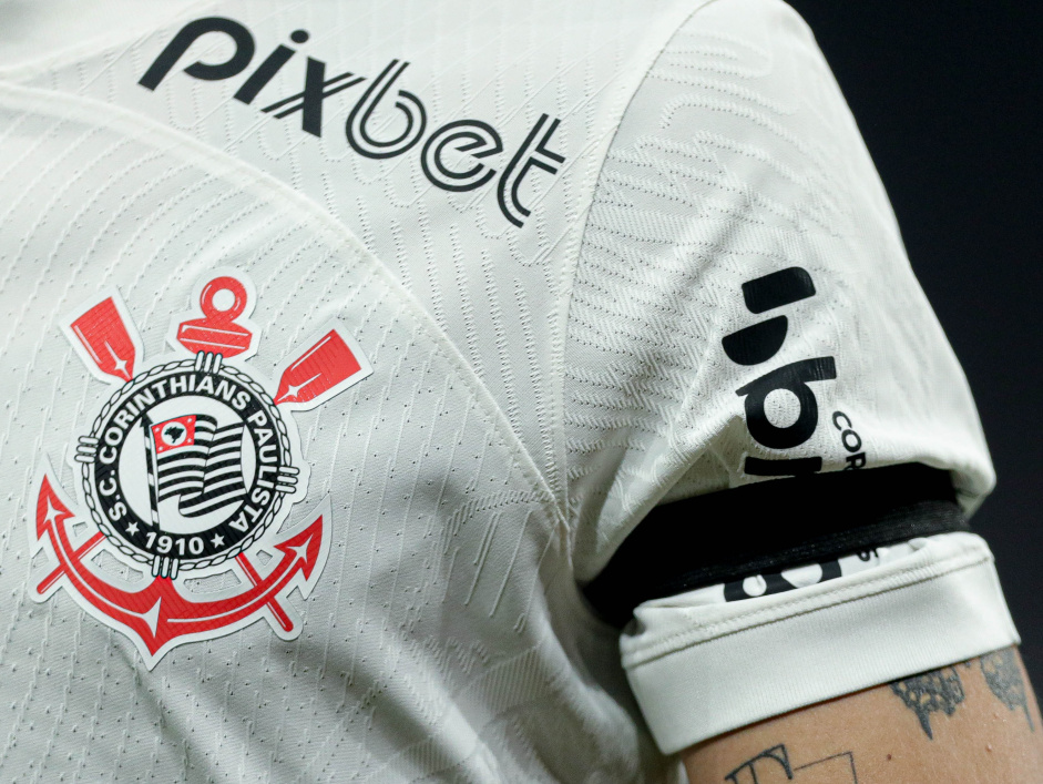 Escudo do Corinthians estampado na camisa