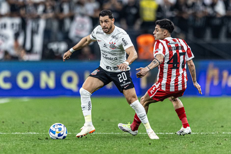 Giuliano contra a marcao no jogo entre Corinthians e Estudiantes, pela Sul-Americana