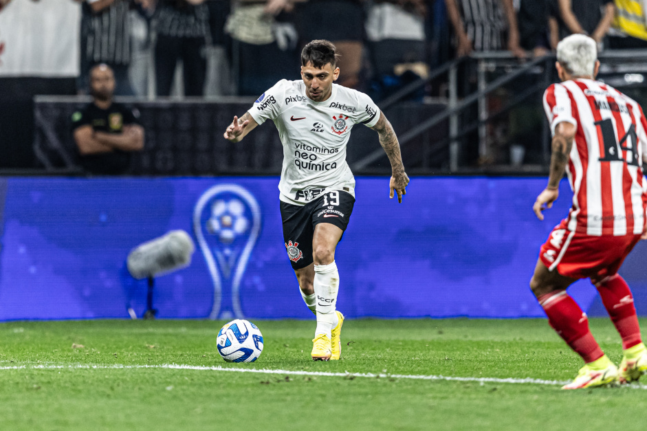 Gustavo Silva parte em velocidade no jogo entre Corinthians e Estudiantes, pela Sul-Americana