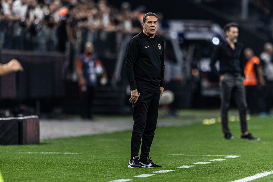 Luxemburgo na beira do campo no jogo entre Corinthians e Estudiantes, pela Sul-Americana