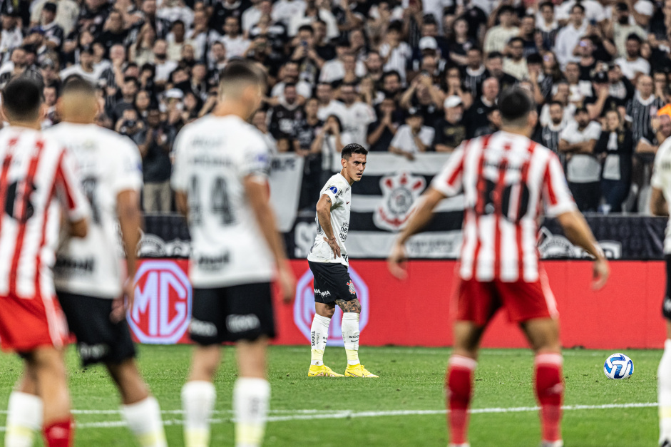 Matas Rojas antes de cobrana de falta no jogo entre Corinthians e Estudiantes, pela Sul-Americana