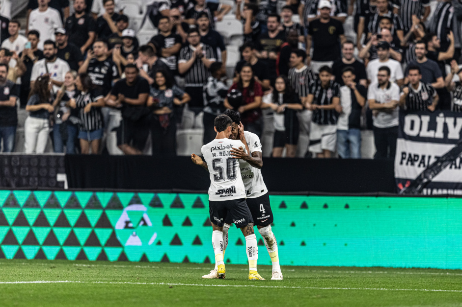 Matas Rojas e Gil comemorando gol do Corinthians contra o Estudiantes
