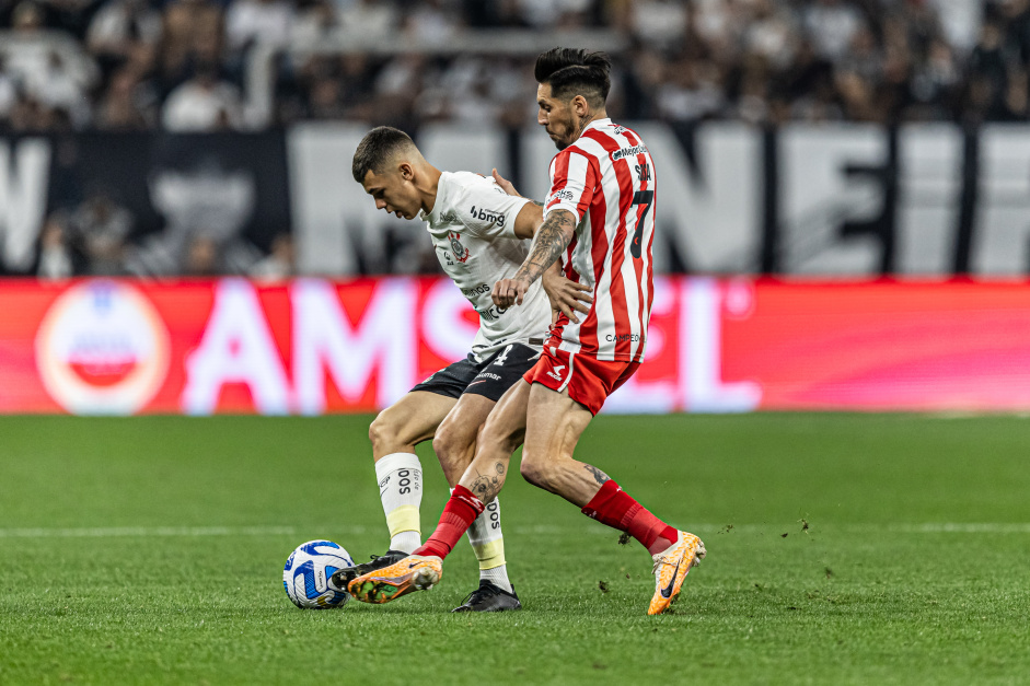 Moscardo protege a bola no jogo entre Corinthians e Estudiantes, pela Sul-Americana