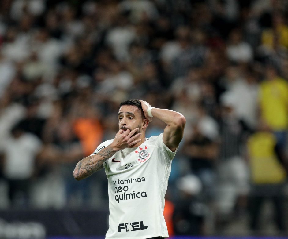 Renato Augusto assobiando no jogo entre Corinthians e Estudiantes
