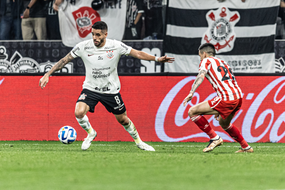 Renato Augusto contra marcao no jogo entre Corinthians e Estudiantes, pela Sul-Americana