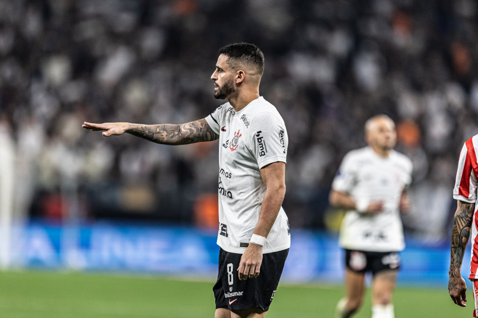 Renato Augusto gesticula no jogo entre Corinthians e Estudiantes, pela Sul-Americana