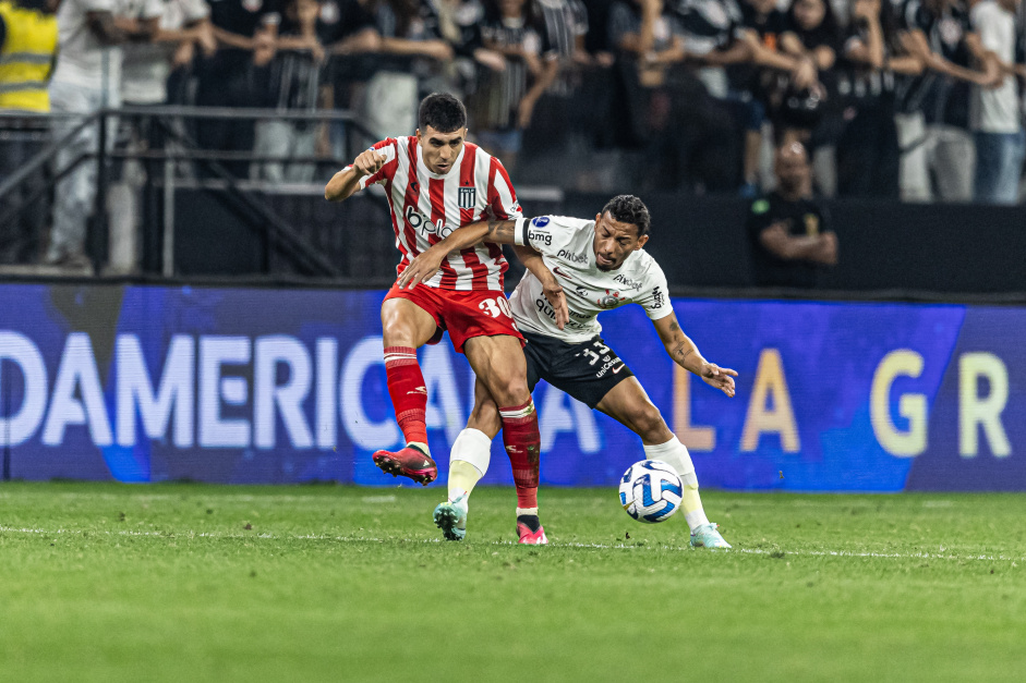 Ruan Oliveira disputa bola no jogo entre Corinthians e Estudiantes, pela Sul-Americana