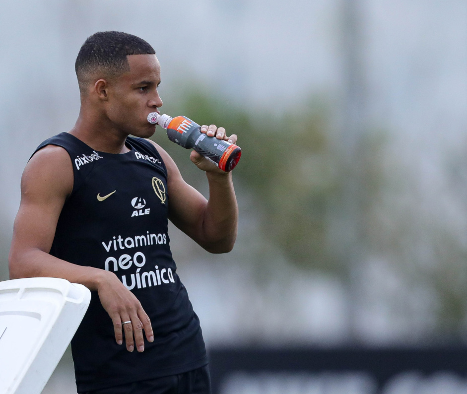 Pedro bebendo gua durante treino no CT Joaquim Grava