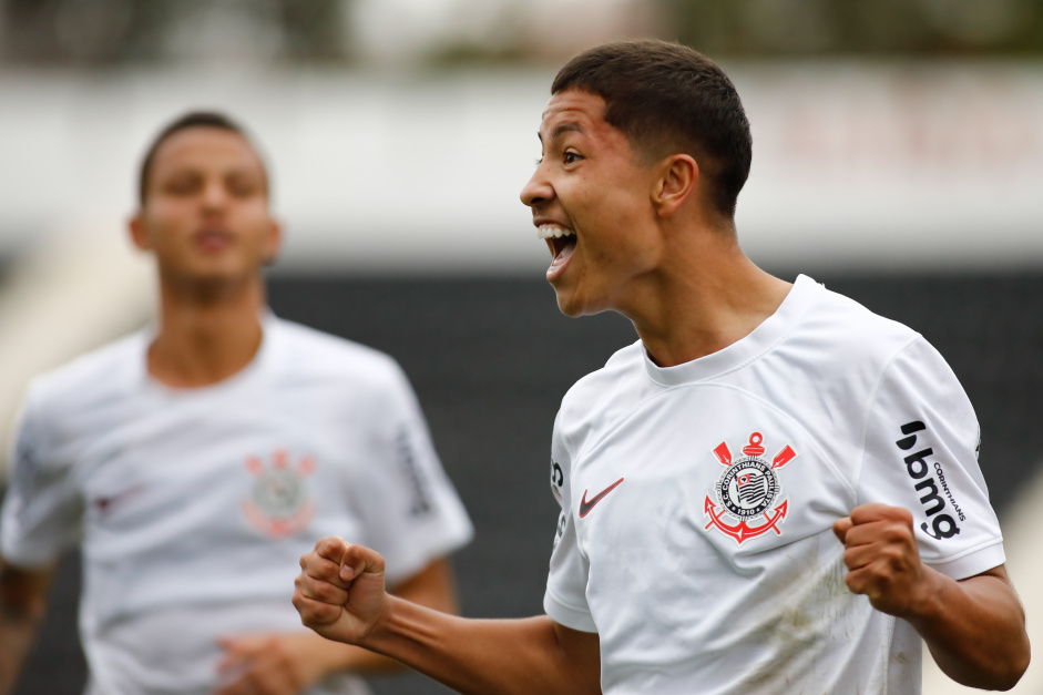 Atualmente o Corinthians conta com três marcas na camisa do Sub-20