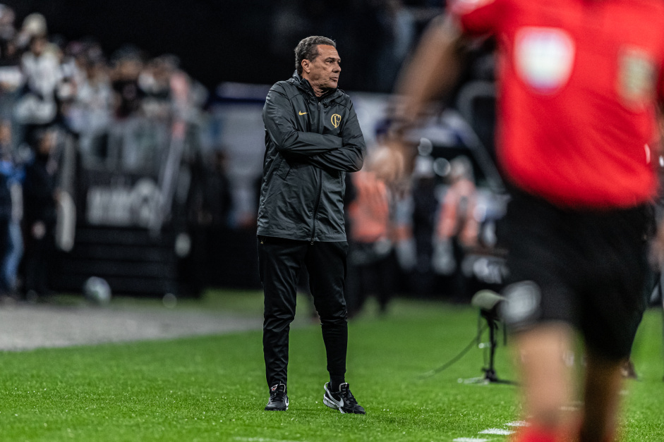 Luxemburgo na beira do gramado durante jogo do Corinthians