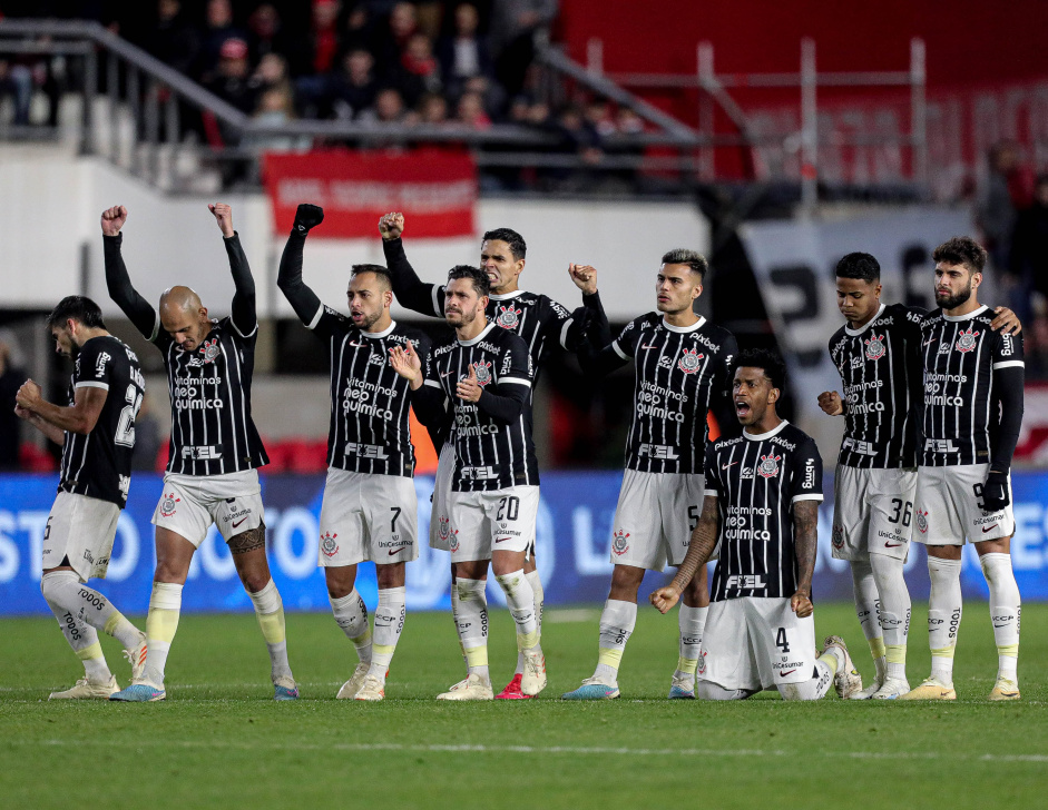 Jogadores do Corinthians comemorando após cobrança de pênalti