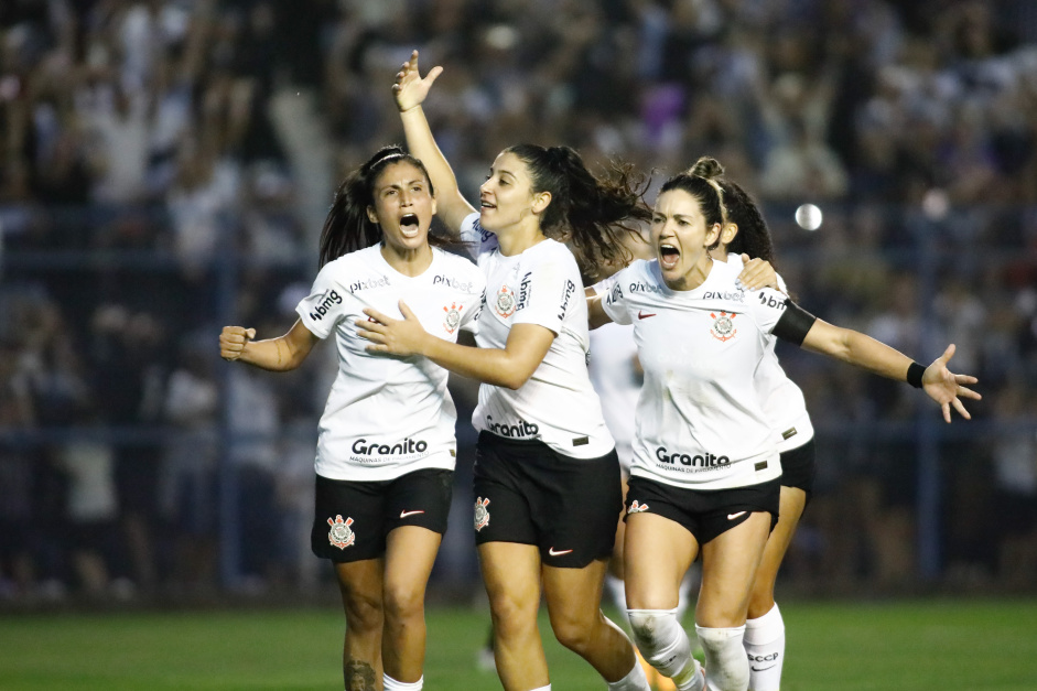 Duda Sampaio, Jaqueline e Gabi Zanotti comemorando o gol contra o Santos