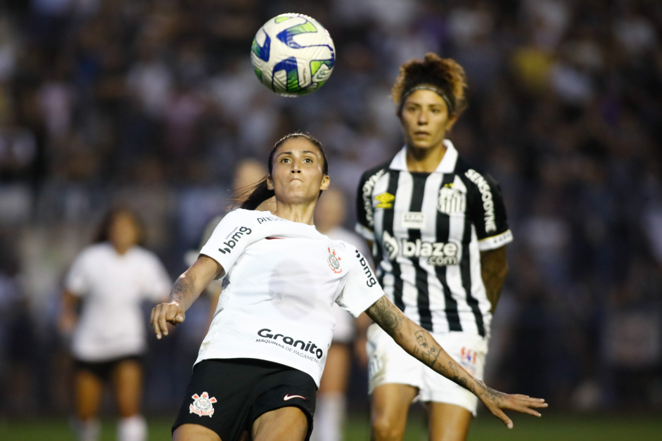 O Corinthians bateu o Santos pelo placar agregado de 5 a 0 e chegou  sua stima final consecutiva de Campeonato Brasileiro Feminino