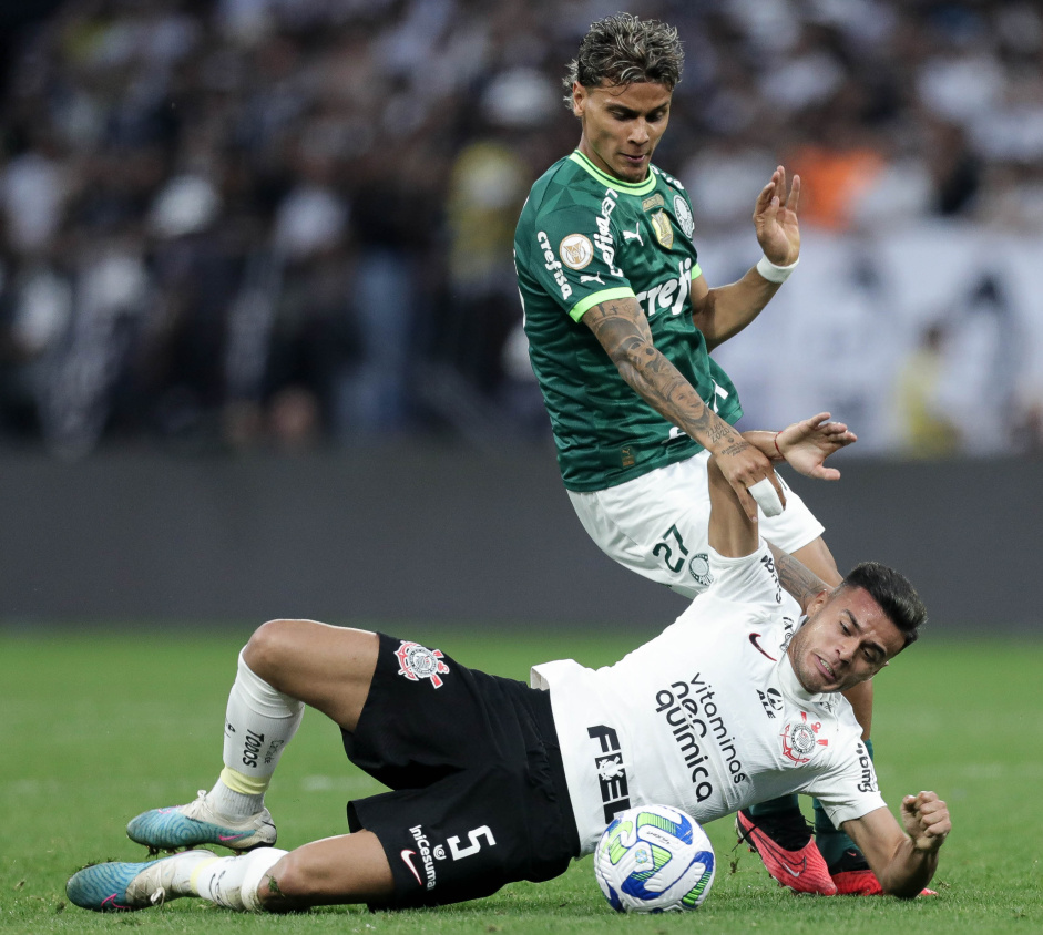 Fausto Vera em disputa de bola diante o Palmeiras