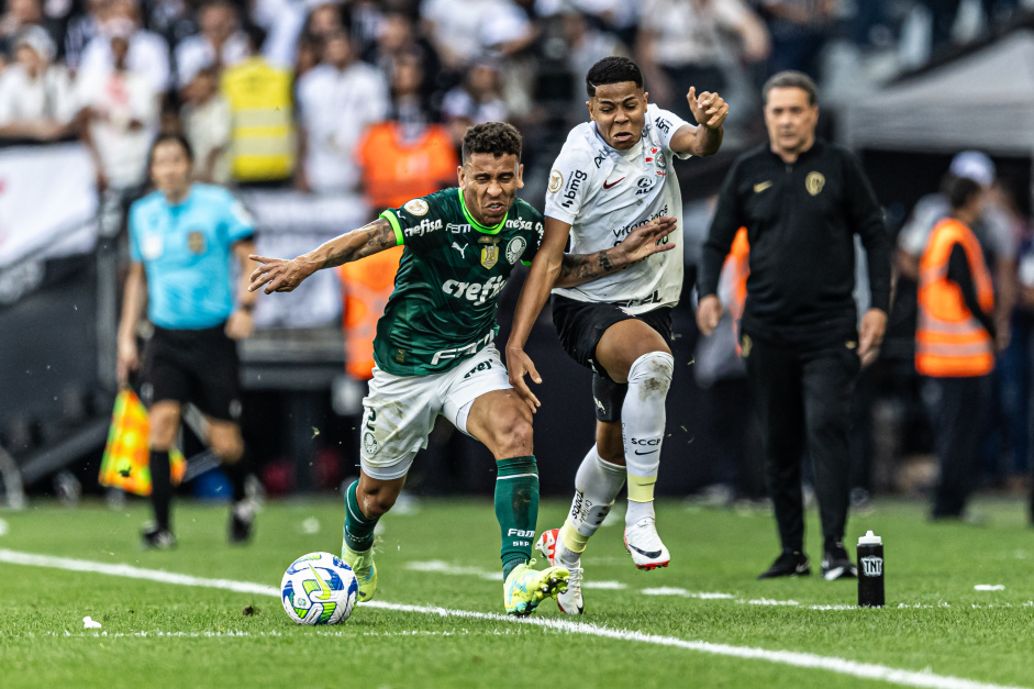 Wesley tentar desarmar jogador do Palmeiras; Luxemburgo aparece atrs