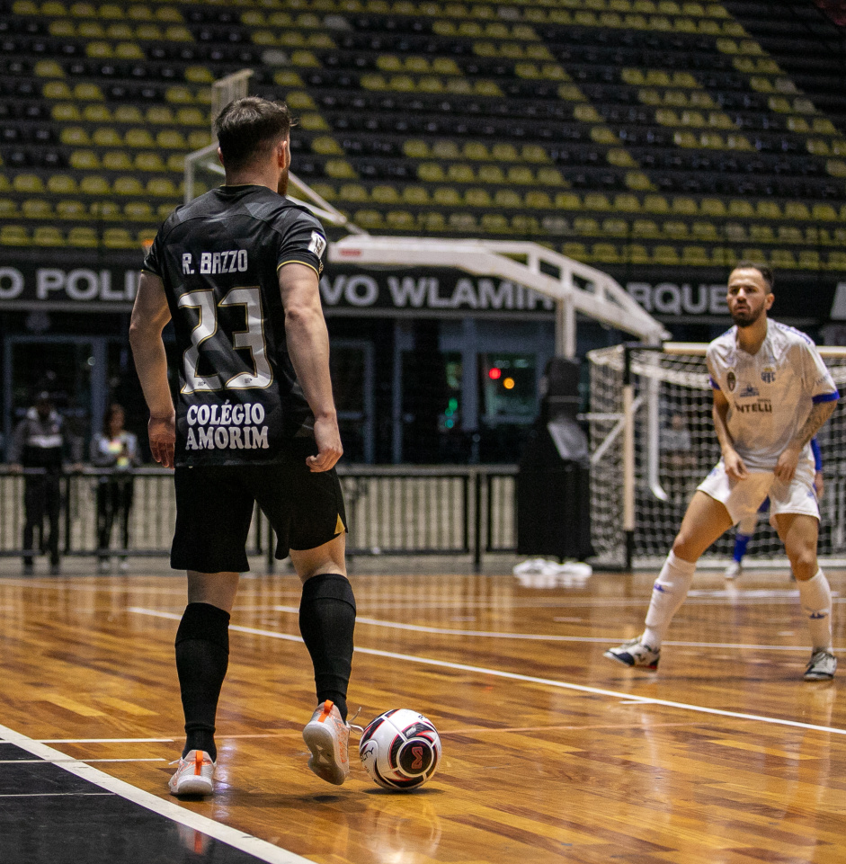 Bazzo de costas pelo jogo do Corinthians contra o Santo Andr pelo Paulista de Futsal