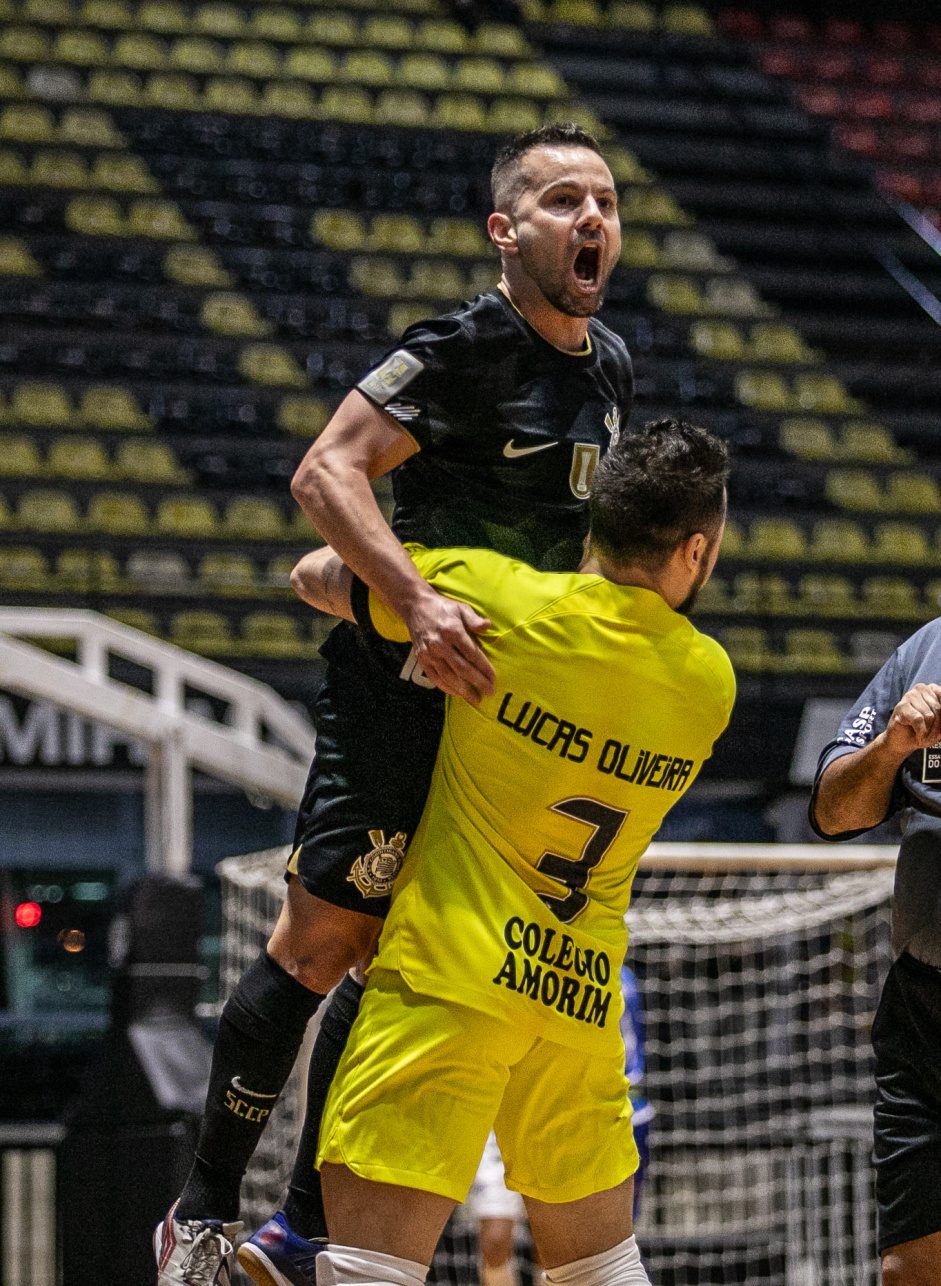 Deives comemorando com Lucas Oliveira pelo Paulista de Futsal