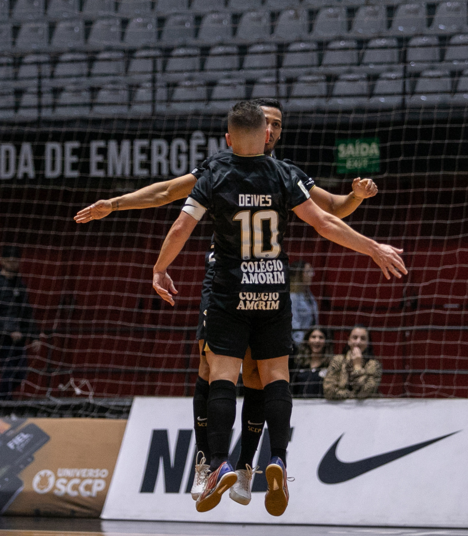 Tatinho e Deivis celebram tento contra o Santo Andr pelo Paulista de Futsal