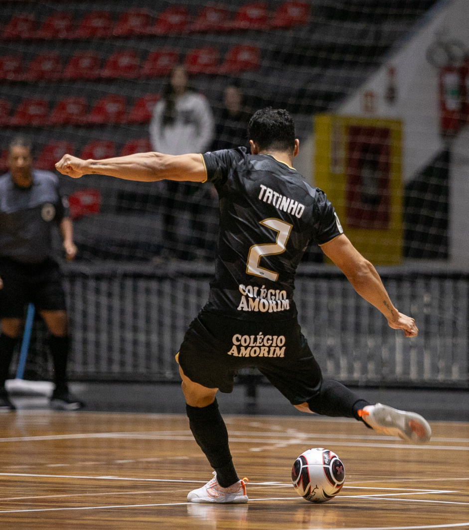 Tatinho se preparando para chutar a bola no jogo contra o Santo Andr pelo Paulista de Futsal