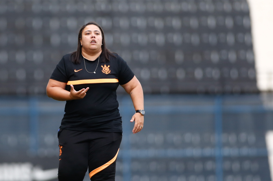 Tcnica Thaissan Passos no comando da equipe feminina do Corinthians Sub-17
