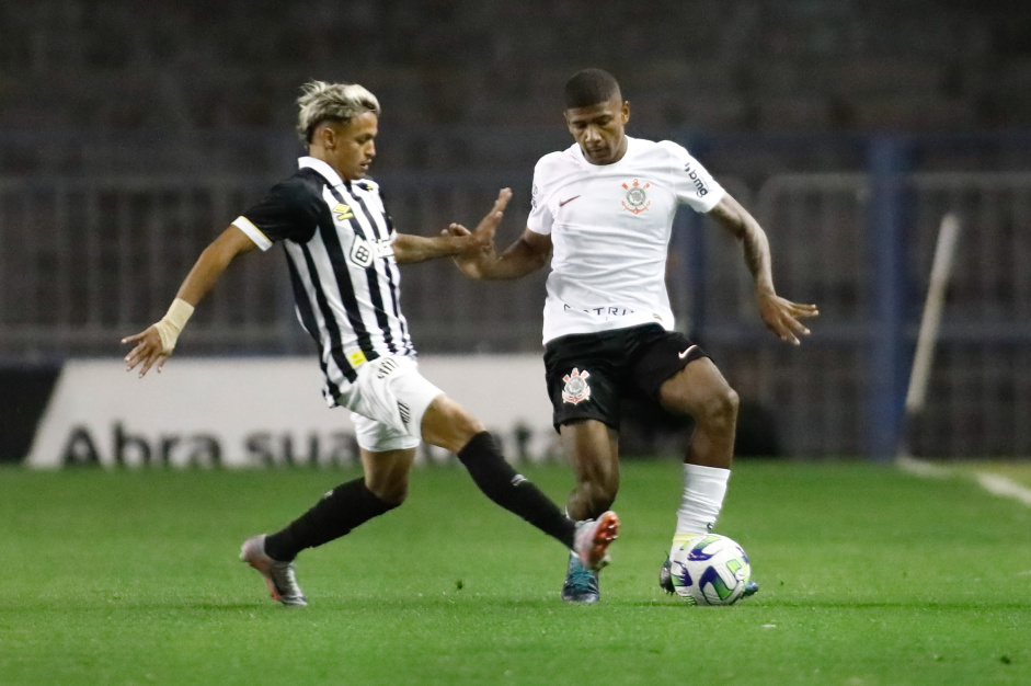 Vitor Meer em ao pelo Corinthians no jogo contra o Santos