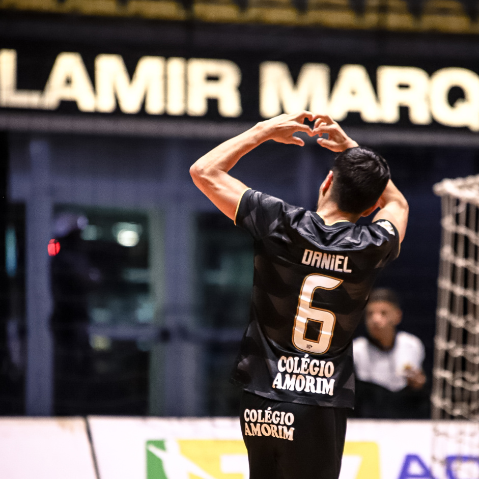 Daniel Japons gesticulando com um corao durante comemorao de gol