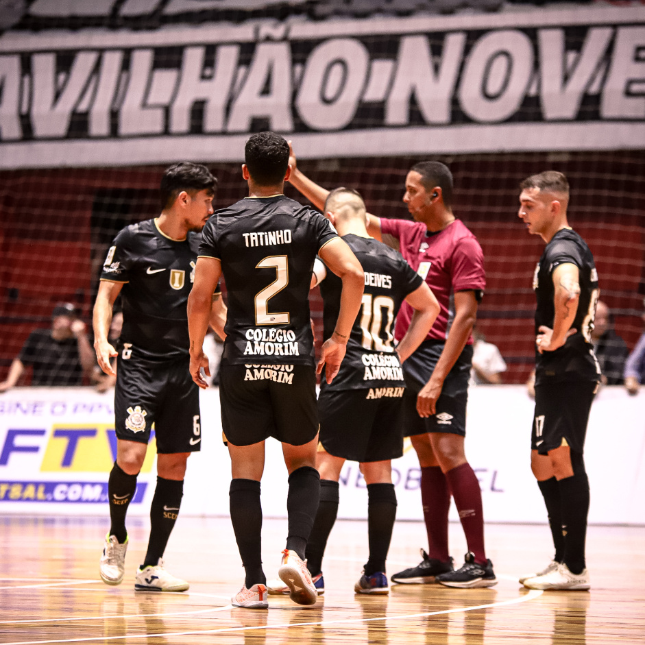 Jogadores do Corinthians de futsal reunidos conversando com o rbitro
