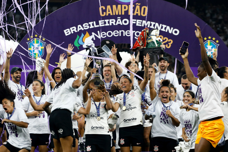 Elenco do Corinthians erguendo a taa do Brasileiro Feminino 2023