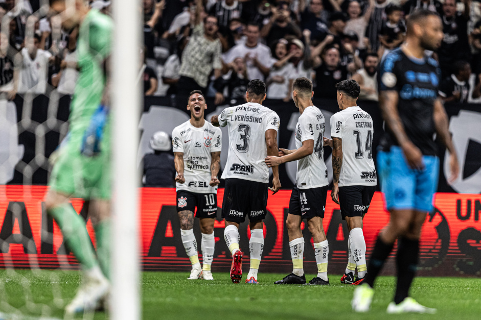 Matas Rojas, Verssimo, Moscardo e Caetano comemorando gol contra o Grmio