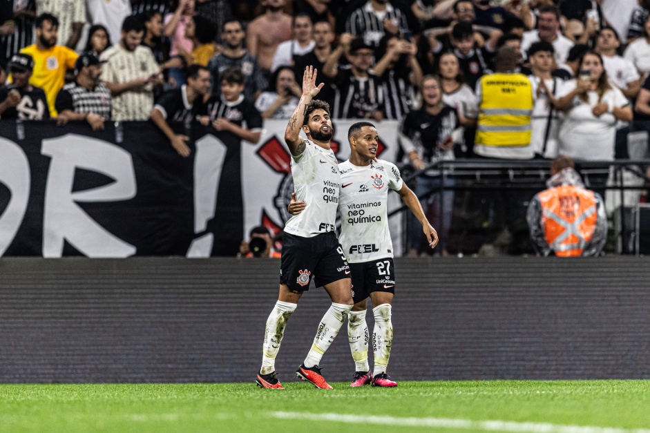 Yuri e Pedro celebram gol contra o Grmio na Neo Qumica Arena