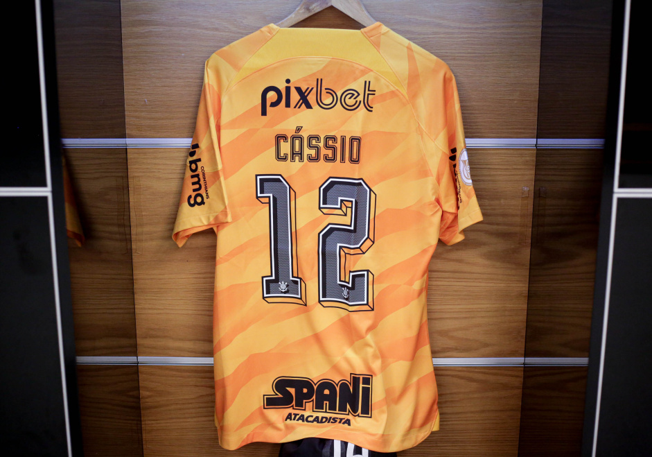 Camisa do goleiro Cssio preparada no vestirio do Corinthians