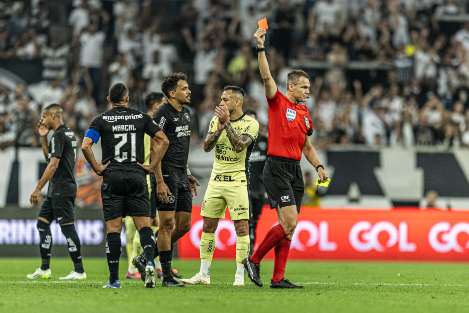 Maycon olhando o rbitro expulsar o jogador do Botafogo