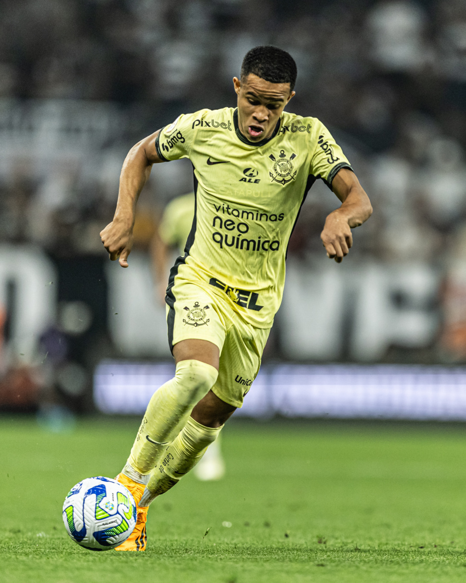 Pedro correndo com a bola no jogo contra o Botafogo