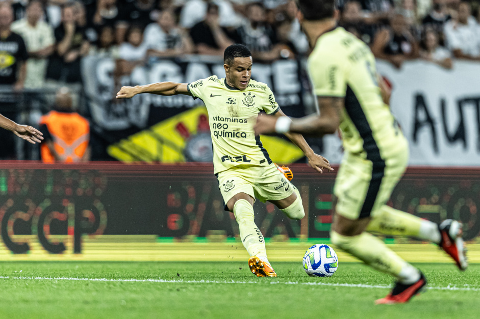 Pedro tentando chute no jogo contra o Botafogo pelo Brasileiro