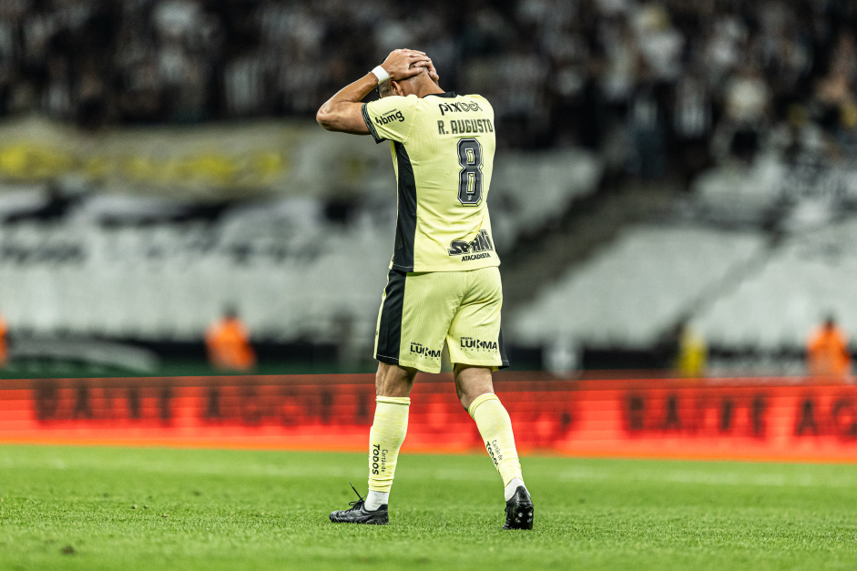Renato Augusto com as mos na cabea lamentando gol perdido contra o Botafogo