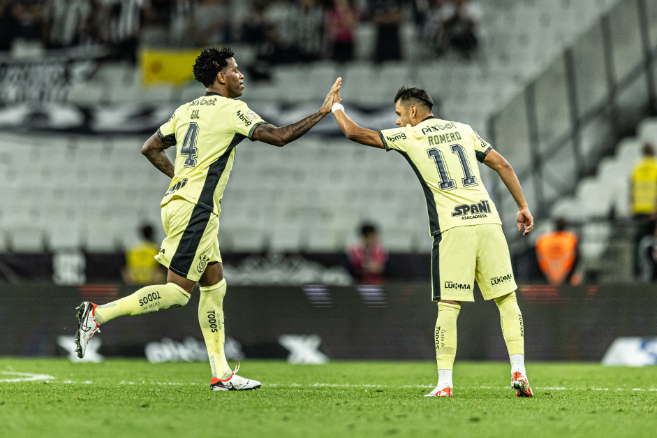 Romero e Gil comemoram gol contra o Botafogo