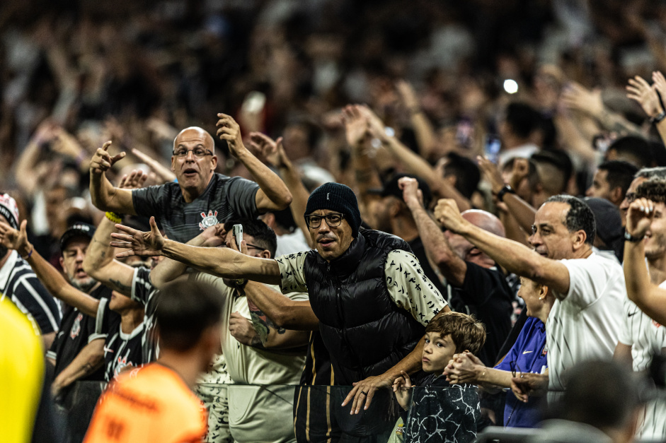 Torcida do Corinthians na arquibancada da Neo Qumica Arena no jogo contra o Botafogo