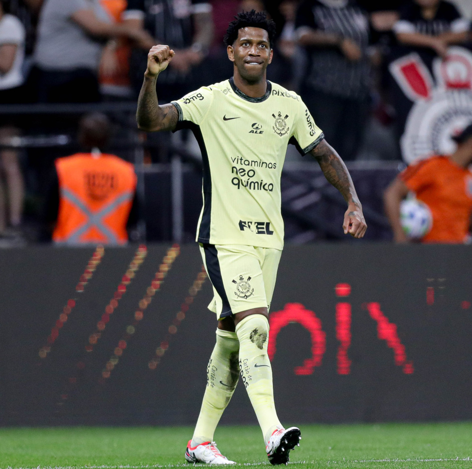 Gil celebra gol marcado sobre o Botafogo