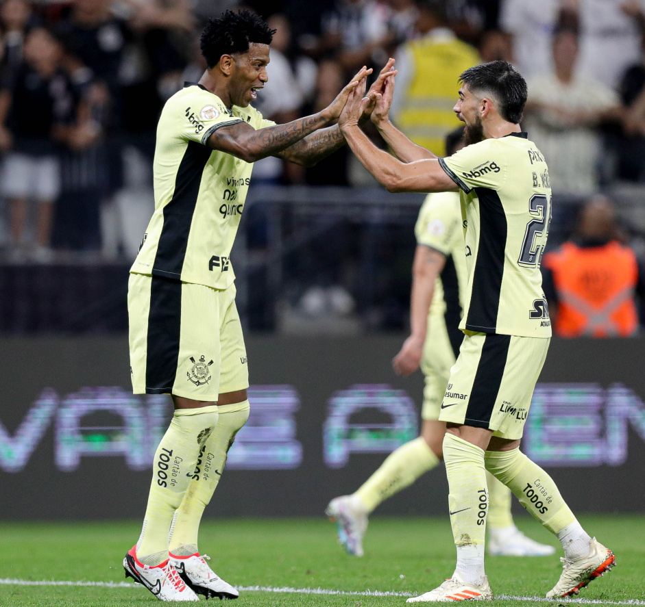 Gil e Bruno Mndez celebram gol do Corinthians
