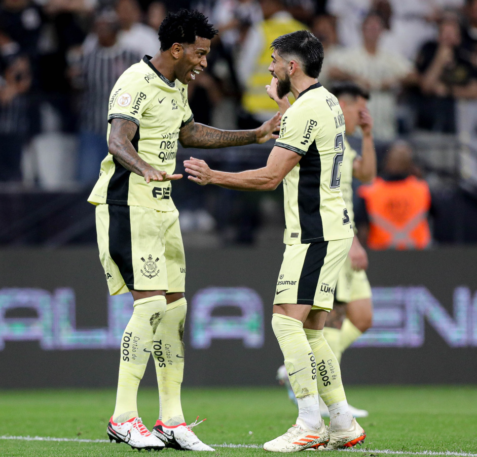 Gil e Bruno Mndez comemoram gol do Corinthians