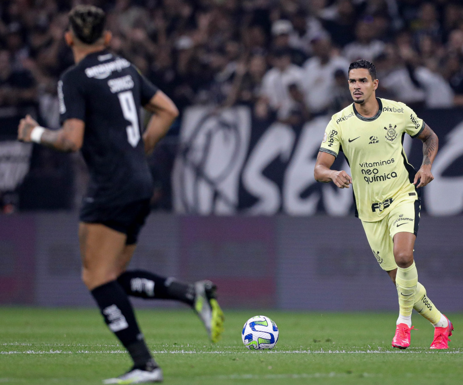 Lucas Verssimo conduzindo a bola no jogo contra o Botafogo