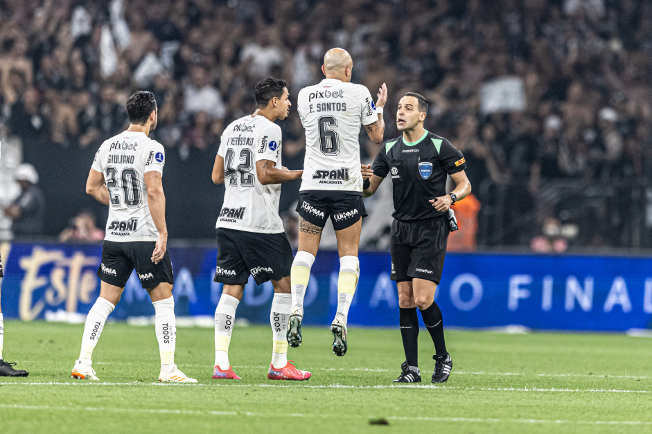 Aps dilogo, VAR e rbitro definem que Fbio Santos exagerou no lance do gol do Fortaleza